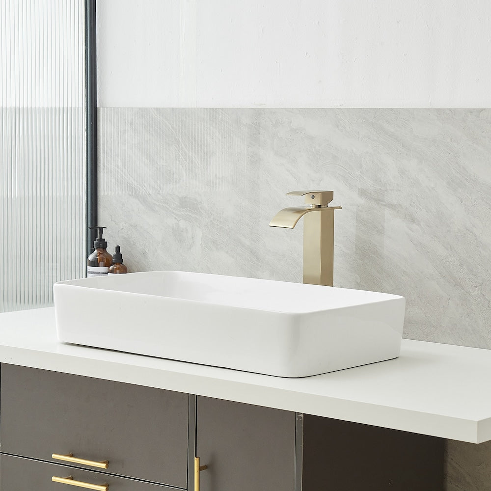 Robinet de lavabo de salle de bains à poignée unique à trou unique en cascade avec tuyau d'alimentation en or brossé
