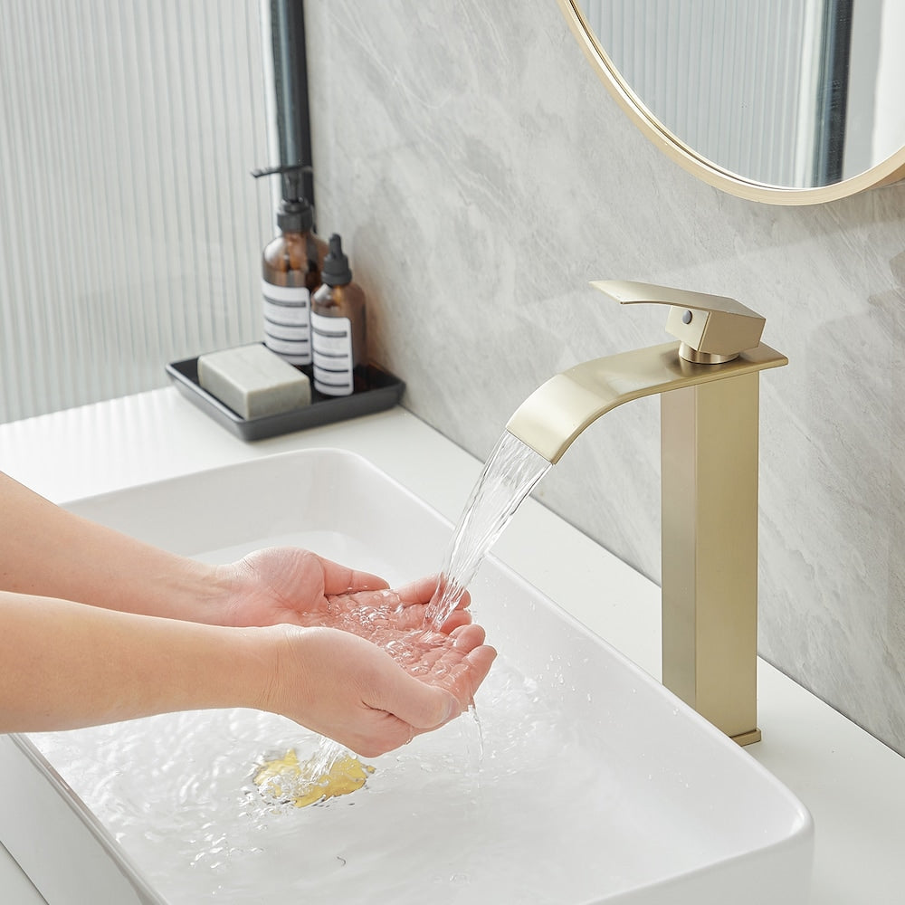 Robinet de lavabo de salle de bains à poignée unique à trou unique en cascade avec tuyau d'alimentation en or brossé