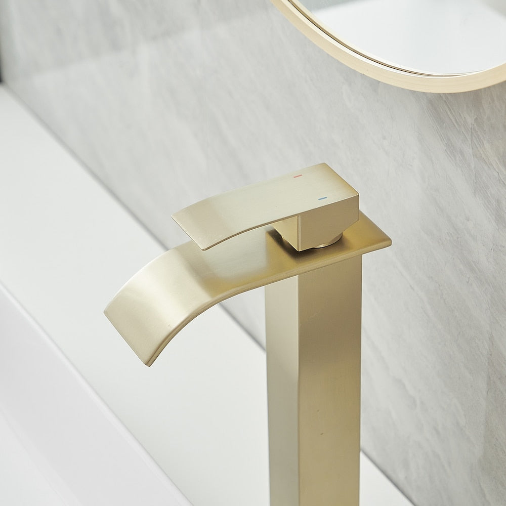 Robinet de lavabo de salle de bains à poignée unique à trou unique en cascade avec tuyau d'alimentation en or brossé