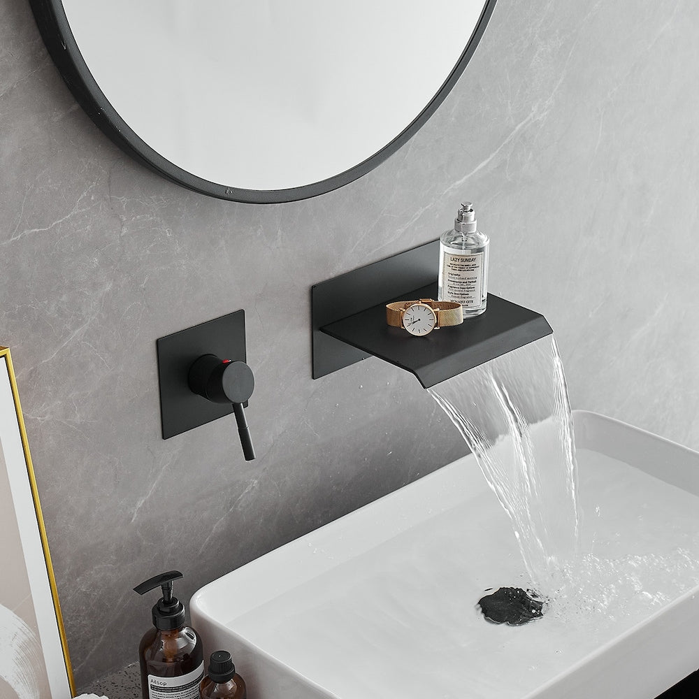 Robinet de salle de bain à cascade à poignée unique avec bec verseur mural en noir mat