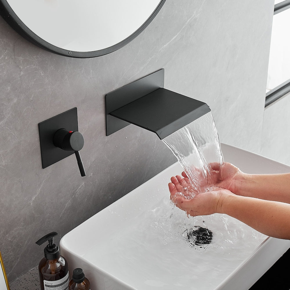 Robinet de salle de bain à cascade à poignée unique avec bec verseur mural en noir mat