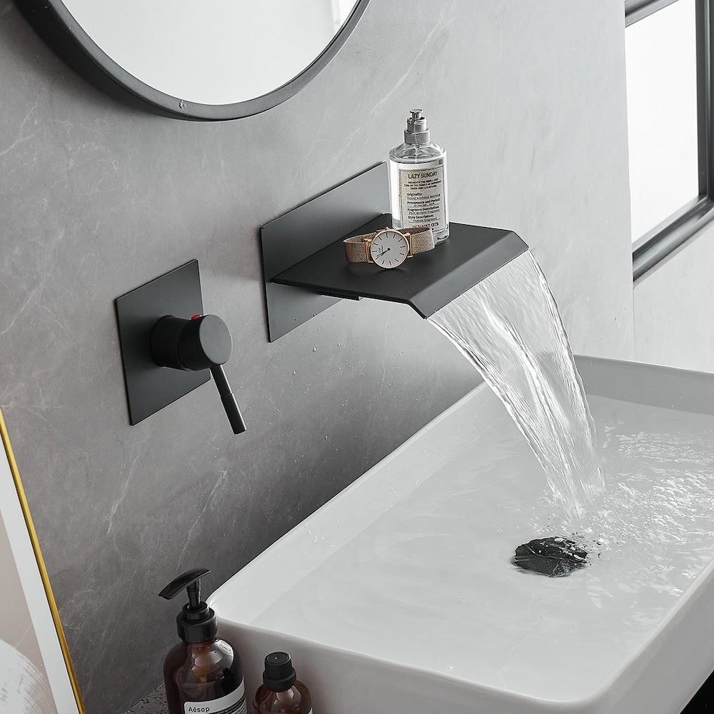 Robinet de salle de bain à cascade à poignée unique avec bec verseur mural en noir mat