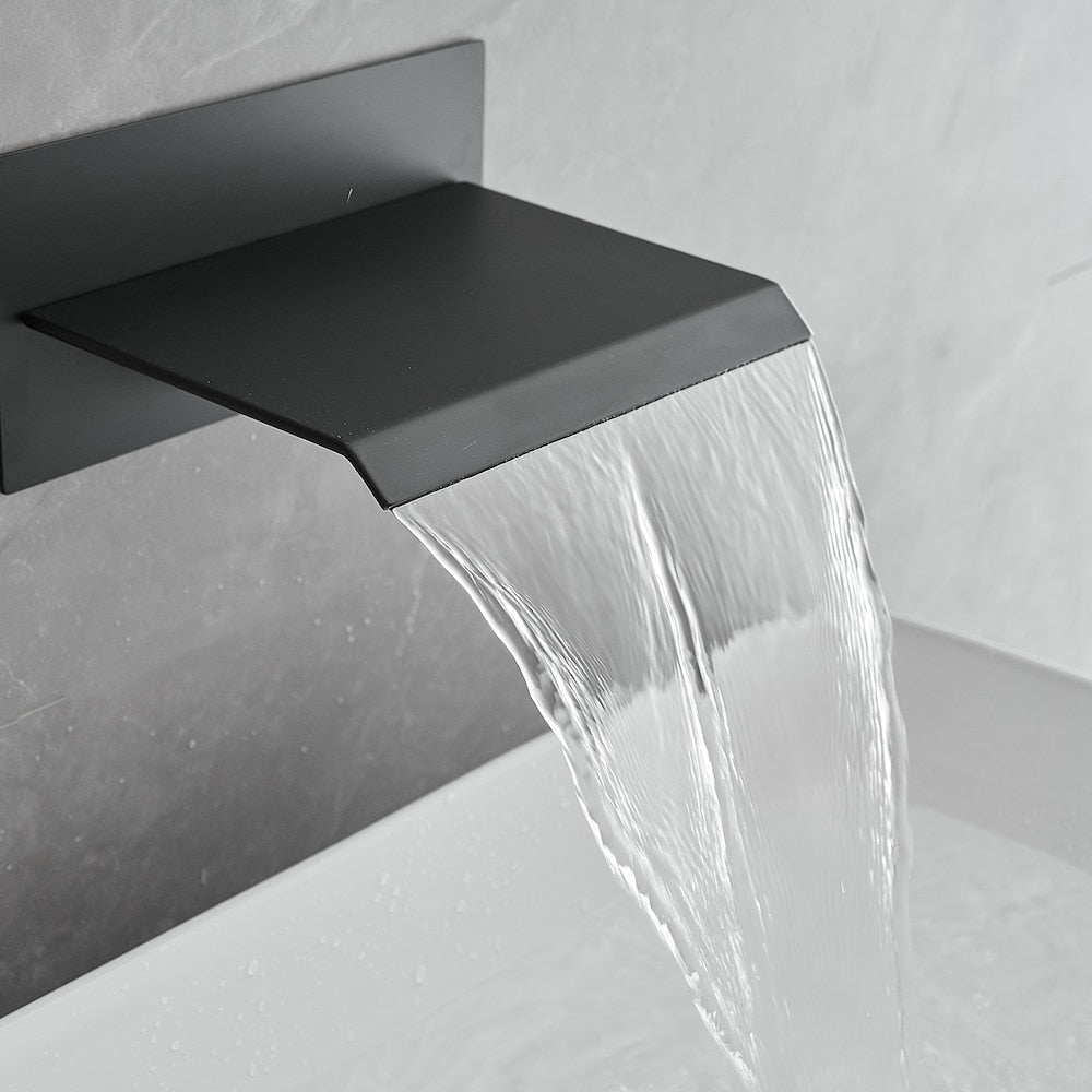 Robinet de salle de bain à cascade à poignée unique avec bec verseur mural en noir mat