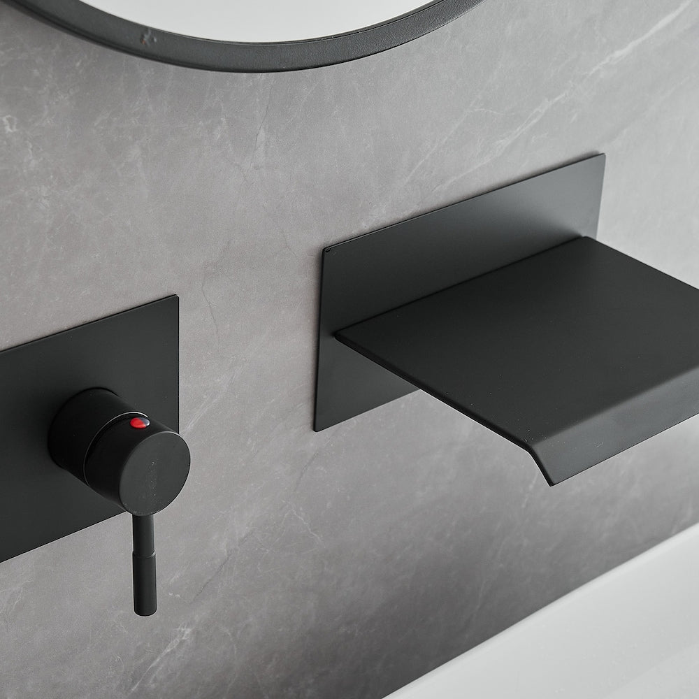 Robinet de salle de bain à cascade à poignée unique avec bec verseur mural en noir mat
