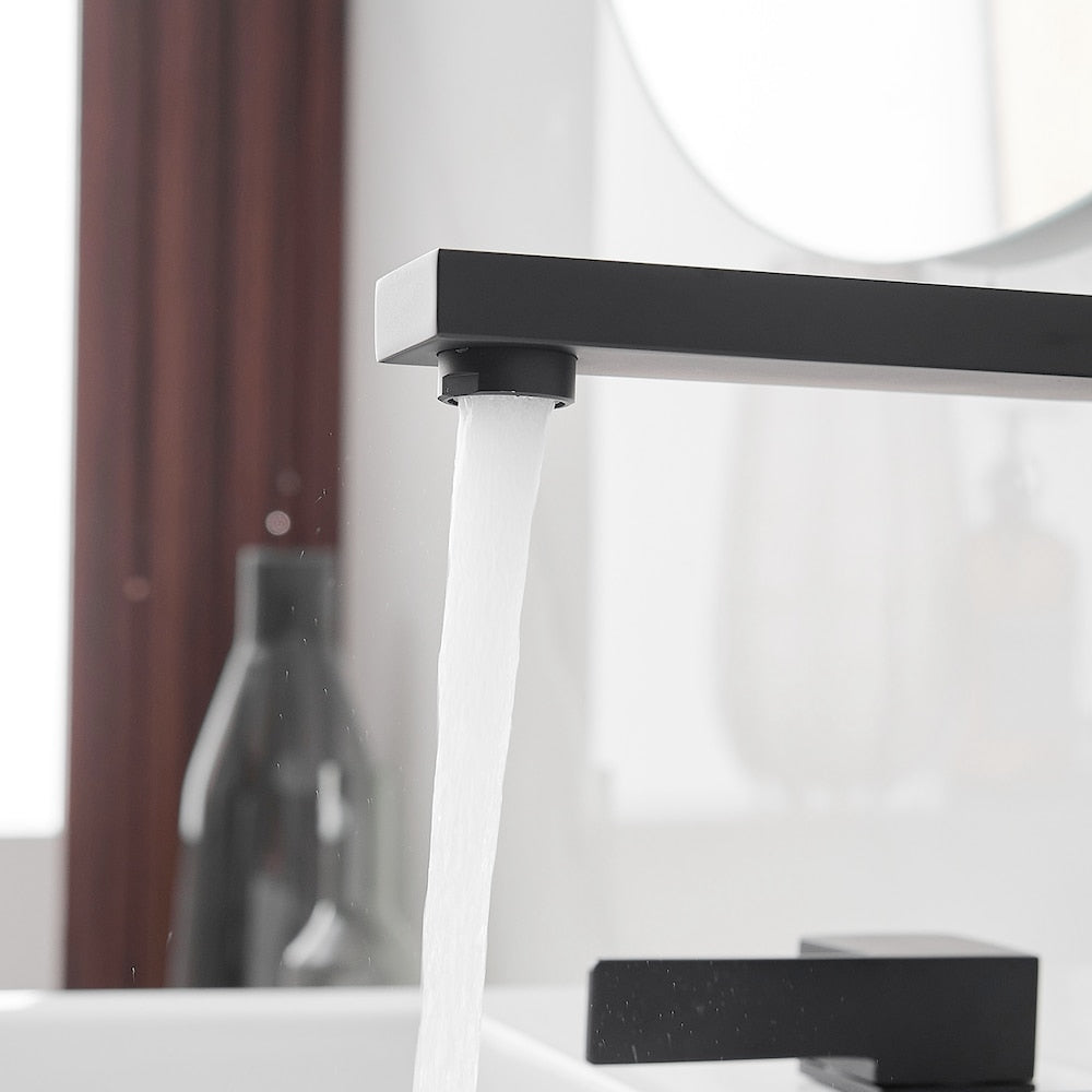 Robinet de salle de bain à double poignée à arc élevé de 8 pouces à économie d'eau avec kit de vidange en noir mat