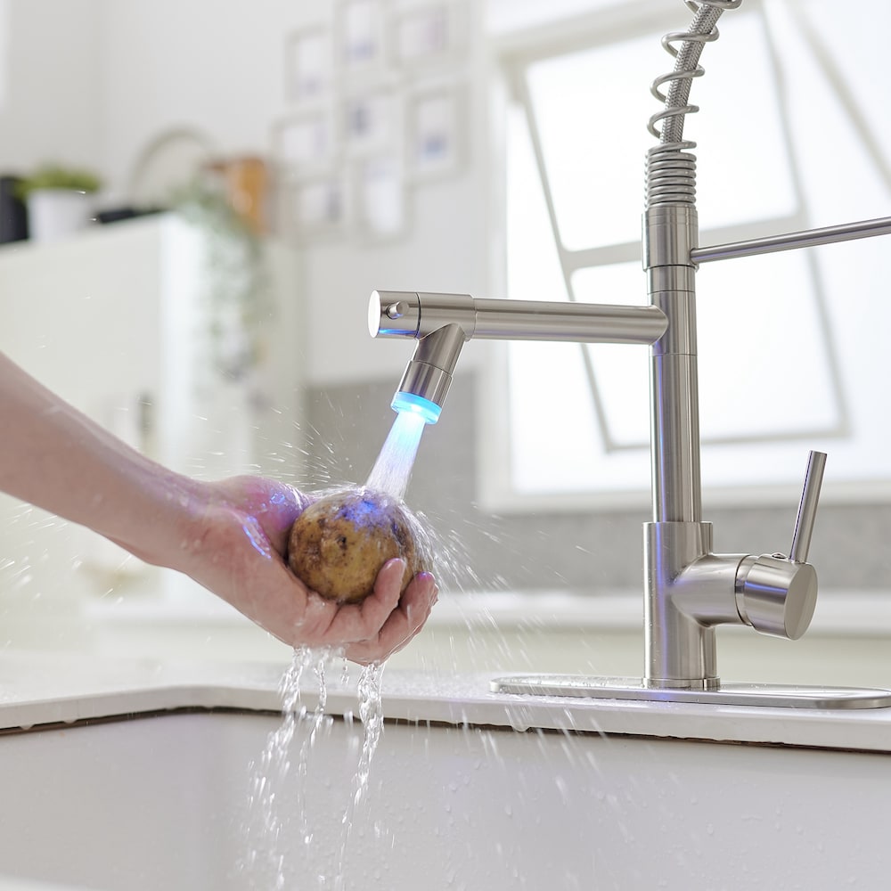 Robinet de cuisine à poignée unique avec douchette rétractable et éclairage à DEL et plaque de pont en nickel brossé
