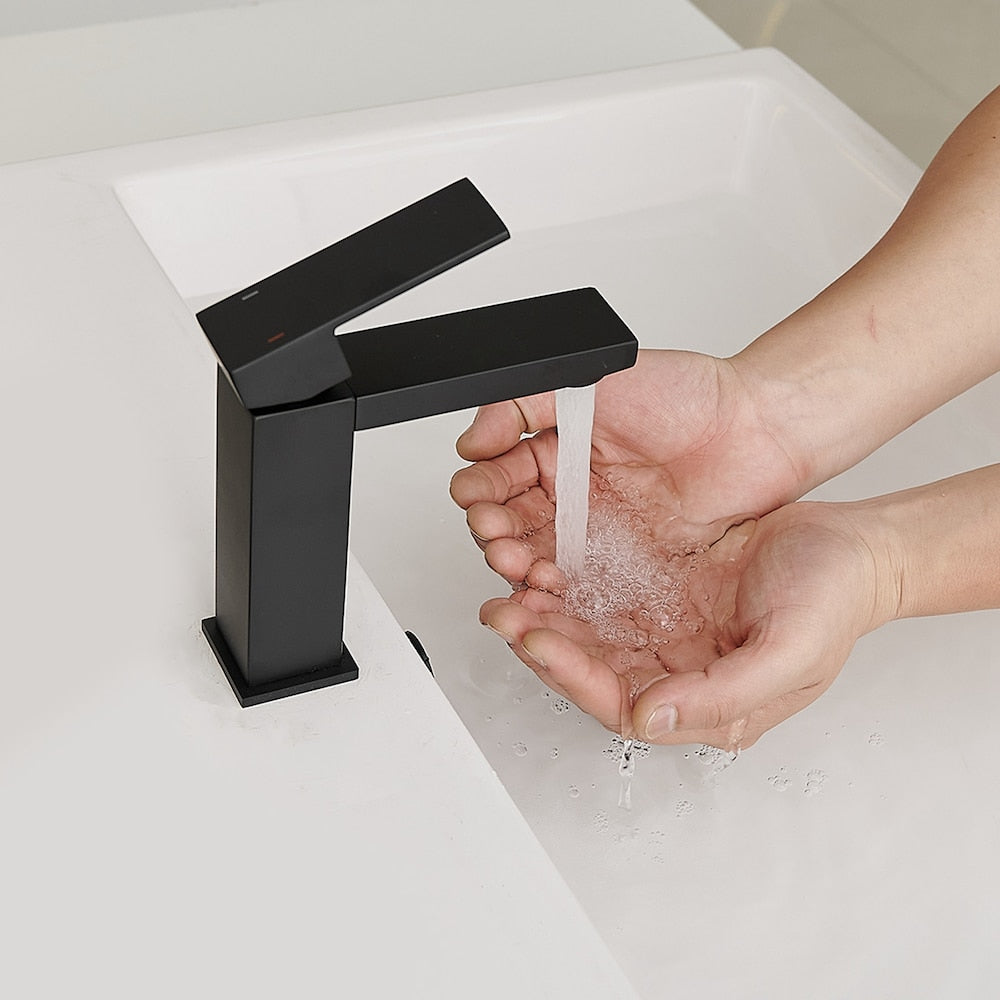 Robinet de salle de bain monotrou à poignée unique en noir mat