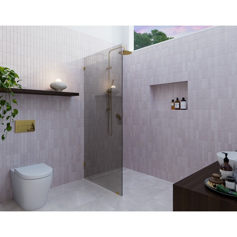 Porte de baignoire à panneau fixe simple Ursa de 30 po de largeur x 78 po de hauteur en laiton poli avec verre teinté gris