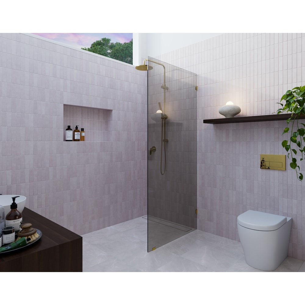 Porte de baignoire à panneau fixe simple Ursa de 30 po de largeur x 78 po de hauteur en laiton poli avec verre teinté gris