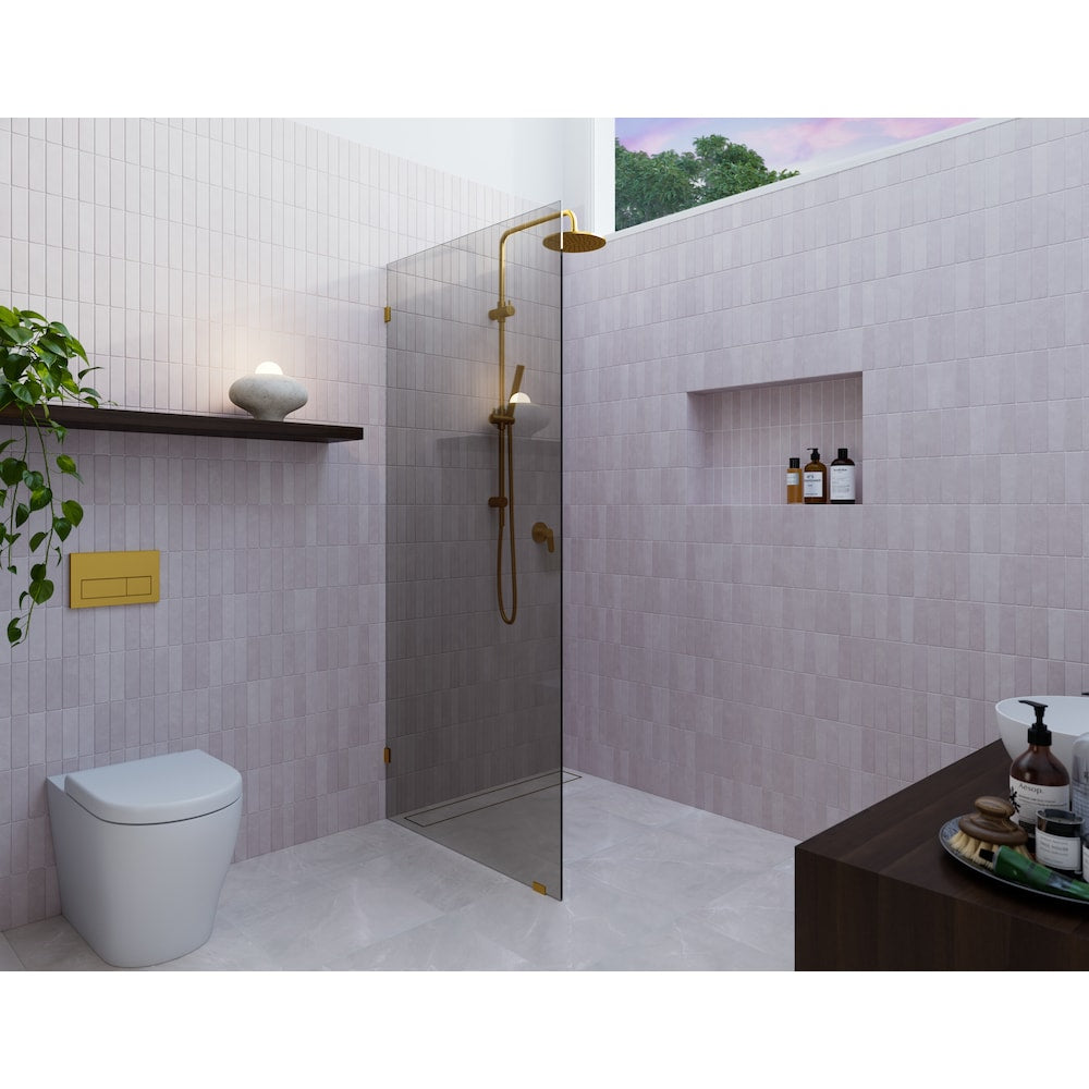 Porte de baignoire à panneau fixe simple Ursa de 30 po de largeur x 78 po de hauteur en laiton satiné avec verre teinté gris