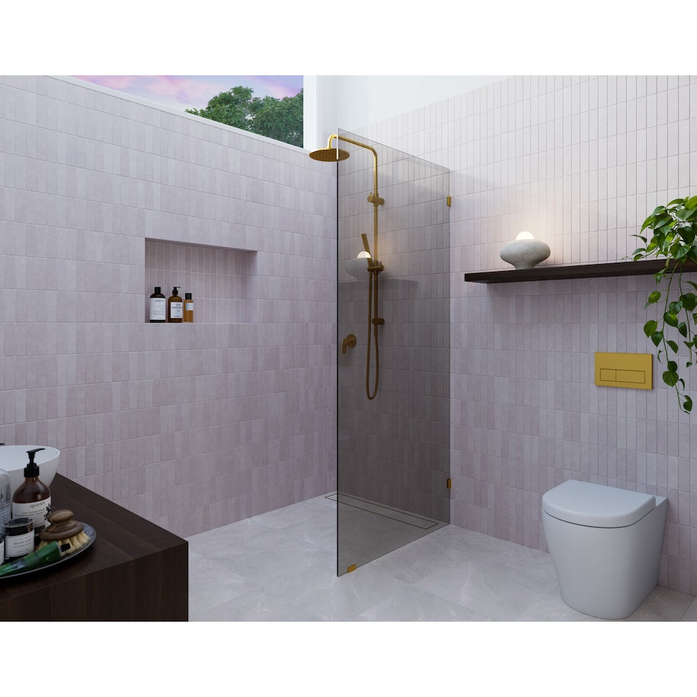 Porte de baignoire à panneau fixe simple Ursa de 30 po de largeur x 78 po de hauteur en laiton satiné avec verre teinté gris