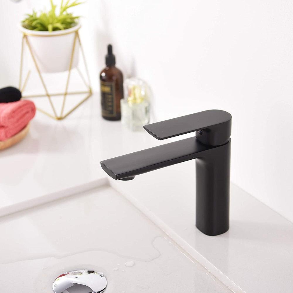 TIMELYSS Single Hole Single Handle Bathroom Faucet in Matte black
