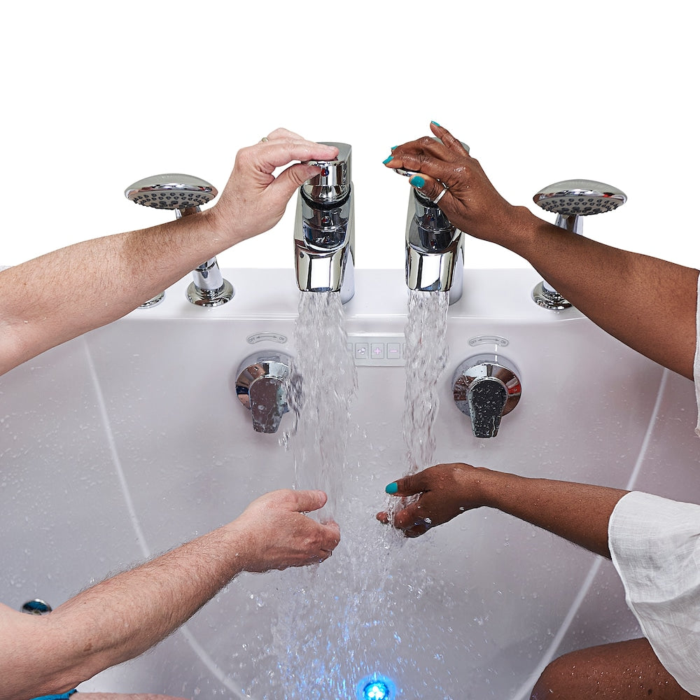 Baignoire à remous et à accès direct Escape de 6 pi avec drain central en blanc et massage des pieds indépendant