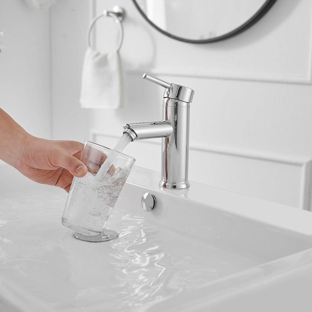 Robinet de salle de bain à poignée unique et trou unique avec bonde escamotable en chrome poli