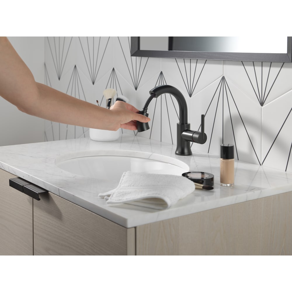 Robinet de salle de bain à poignée unique et à trou unique Trinsic avec bec rétractable en noir mat