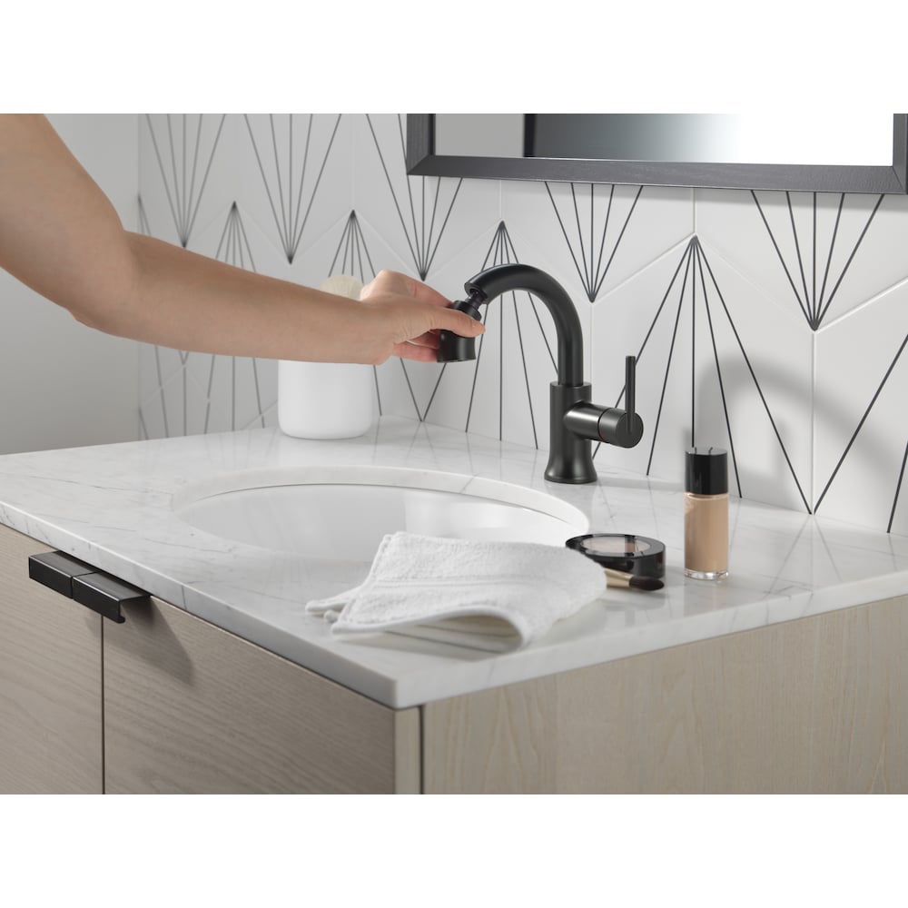 Robinet de salle de bain à poignée unique et à trou unique Trinsic avec bec rétractable en noir mat