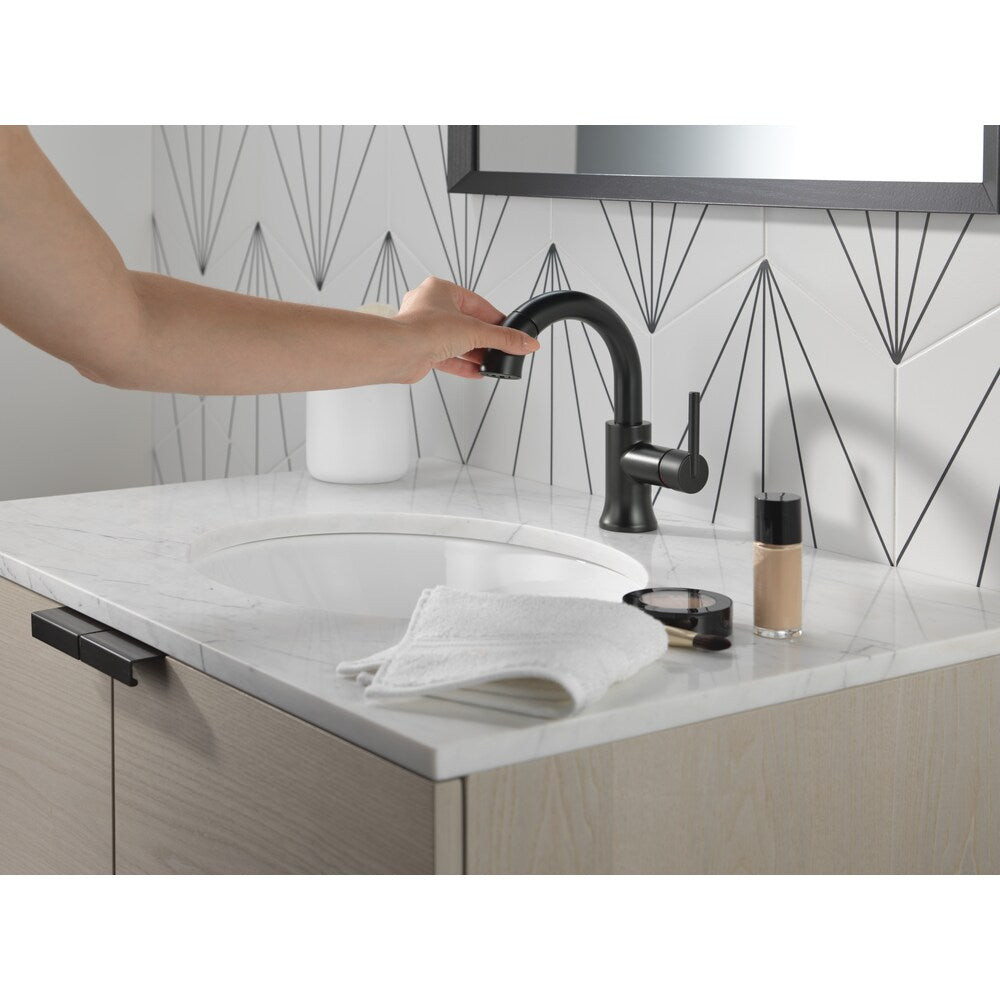 Robinet de salle de bain à poignée unique et à trou unique Trinsic avec bec rétractable en noir mat