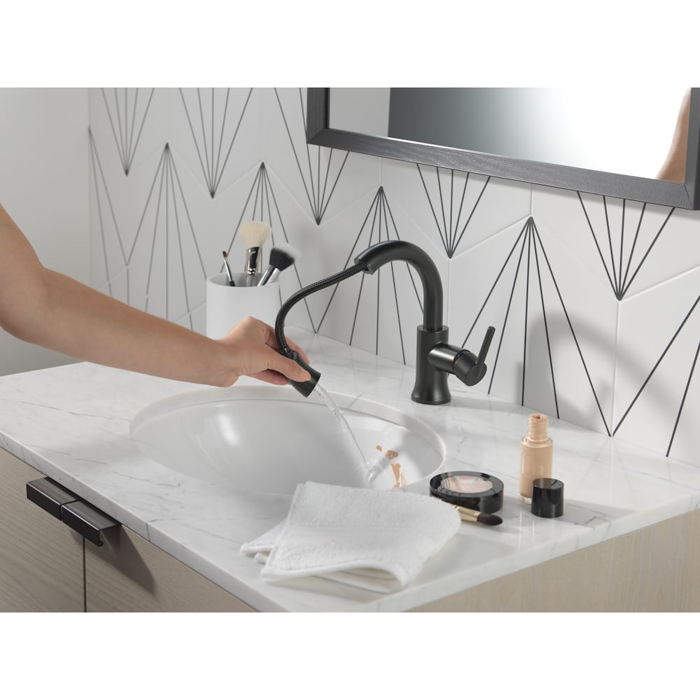 Robinet de salle de bain à poignée unique et à trou unique Trinsic avec bec rétractable en noir mat