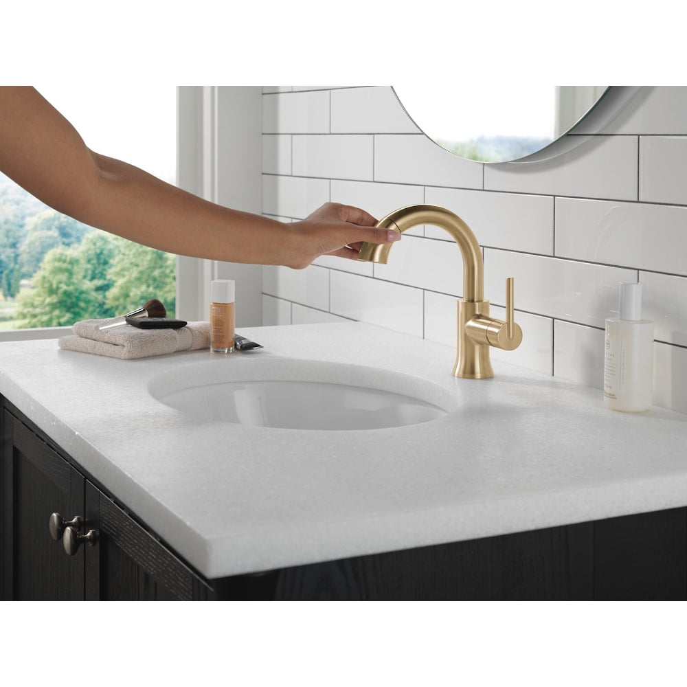 Robinet de salle de bain à poignée unique et à trou unique Trinsic avec bec rétractable en bronze champagne