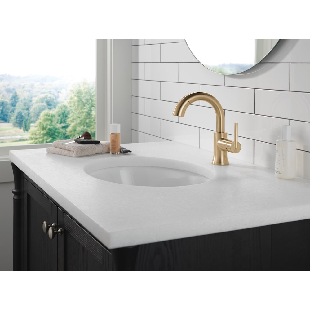 Robinet de salle de bain à poignée unique et à trou unique Trinsic avec bec rétractable en bronze champagne