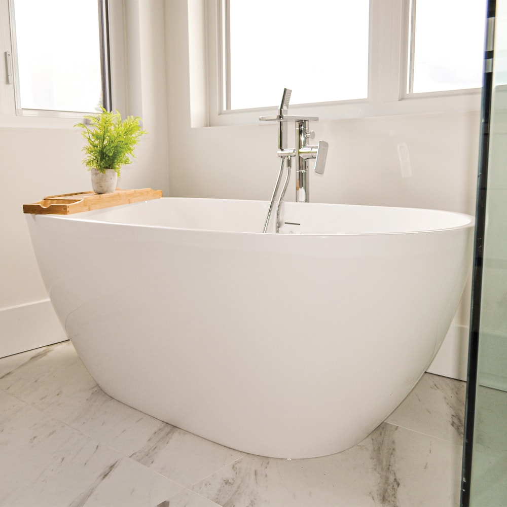 Baignoire autoportante ovale en acrylique blanc brillant avec drain central
