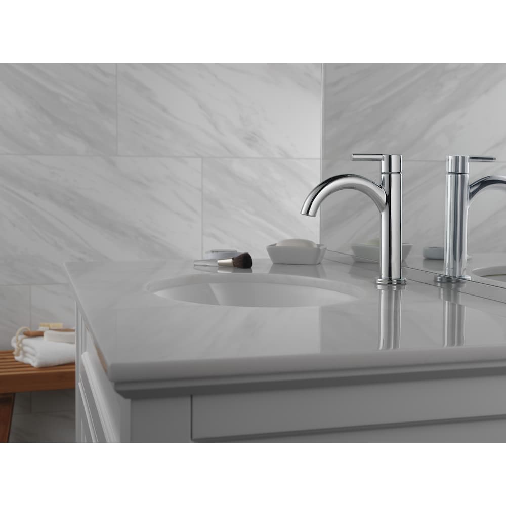 Robinet de salle de bain monotrou à poignée unique et bec en J de Nicoli en chrome