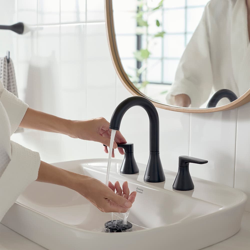 Robinet de salle de bain à 2 poignées et à large bec Aspirations de 8 po avec bonde à poussoir en noir mat