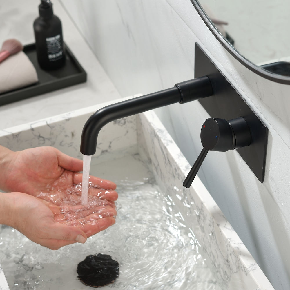 Robinet de lavabo de salle de bain à montage mural Gemini en noir mat