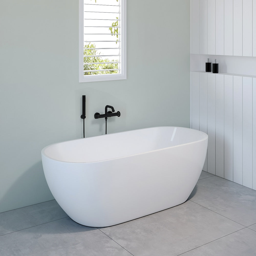 Baignoire autoportante en acrylique Philip de 5,5 pi avec drain central ovale en blanc brillant